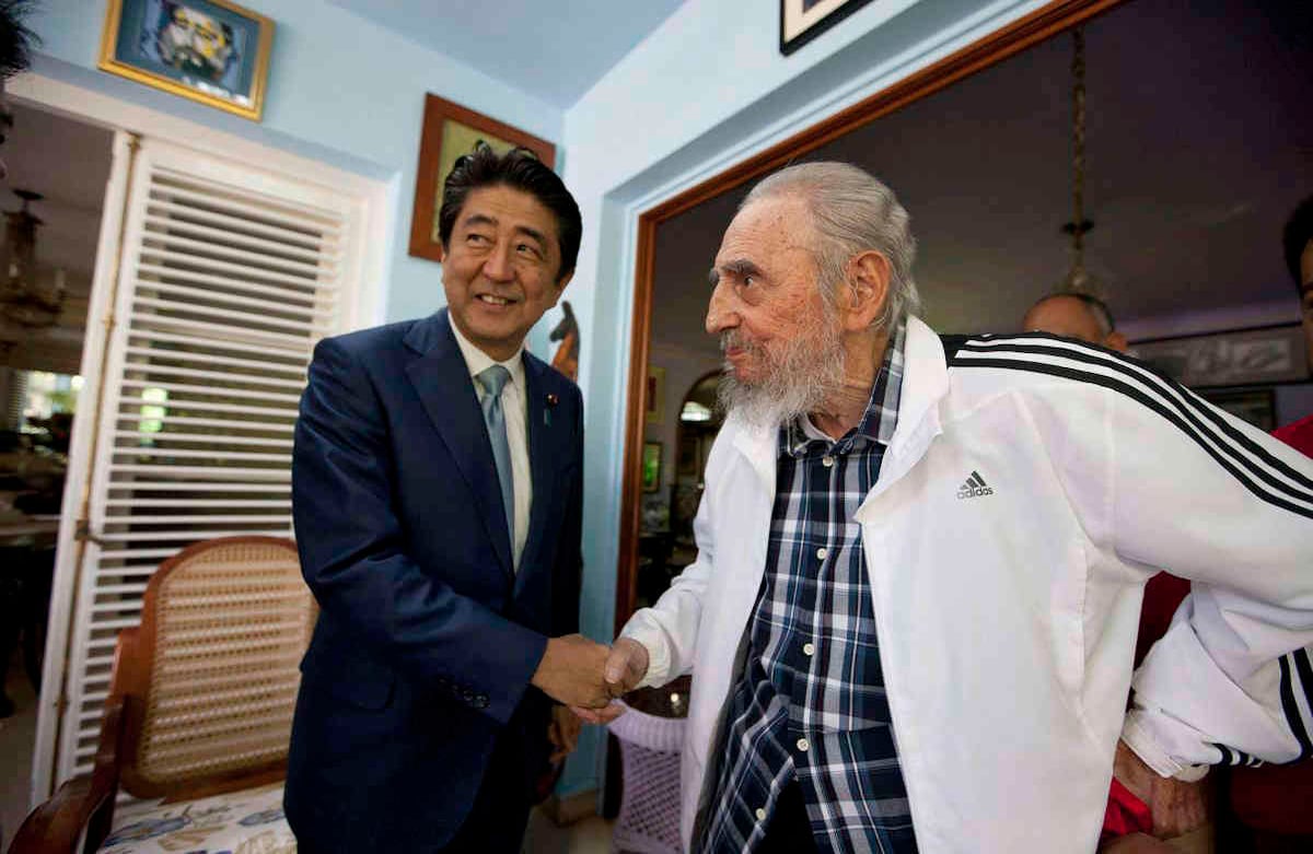 El exlíder cubano Fidel Castro, a la derecha, estrecha la mano con el primer ministro japonés Shinzo Abe, a la izquierda, durante una reunión en La Habana, Cuba, el jueves 22 de septiembre de 2016. Abe está en una visita oficial de dos días a Cuba. Foto: Alex Castro.