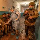 Un médico militar ucraniano ayuda a los militares ucranianos a completar un formulario médico antes de recibir una dosis de la vacuna AstraZeneca COVID-19 comercializada bajo el nombre CoviShield en una base militar cerca de la ciudad de primera línea de Krasnohorivka, en el este de Ucrania, el viernes 5 de marzo. 2021. El país designó 14.000 dosis de su primer envío de vacunas para los militares, especialmente los que luchan contra los separatistas respaldados por Rusia en el este. Pero hasta ahora solo se han vacunado 1.030 soldados. En la ciudad de Krasnohorivka, en primera línea, los soldados se niegan en general a vacunar. (Foto AP / Evgeniy Maloletka)