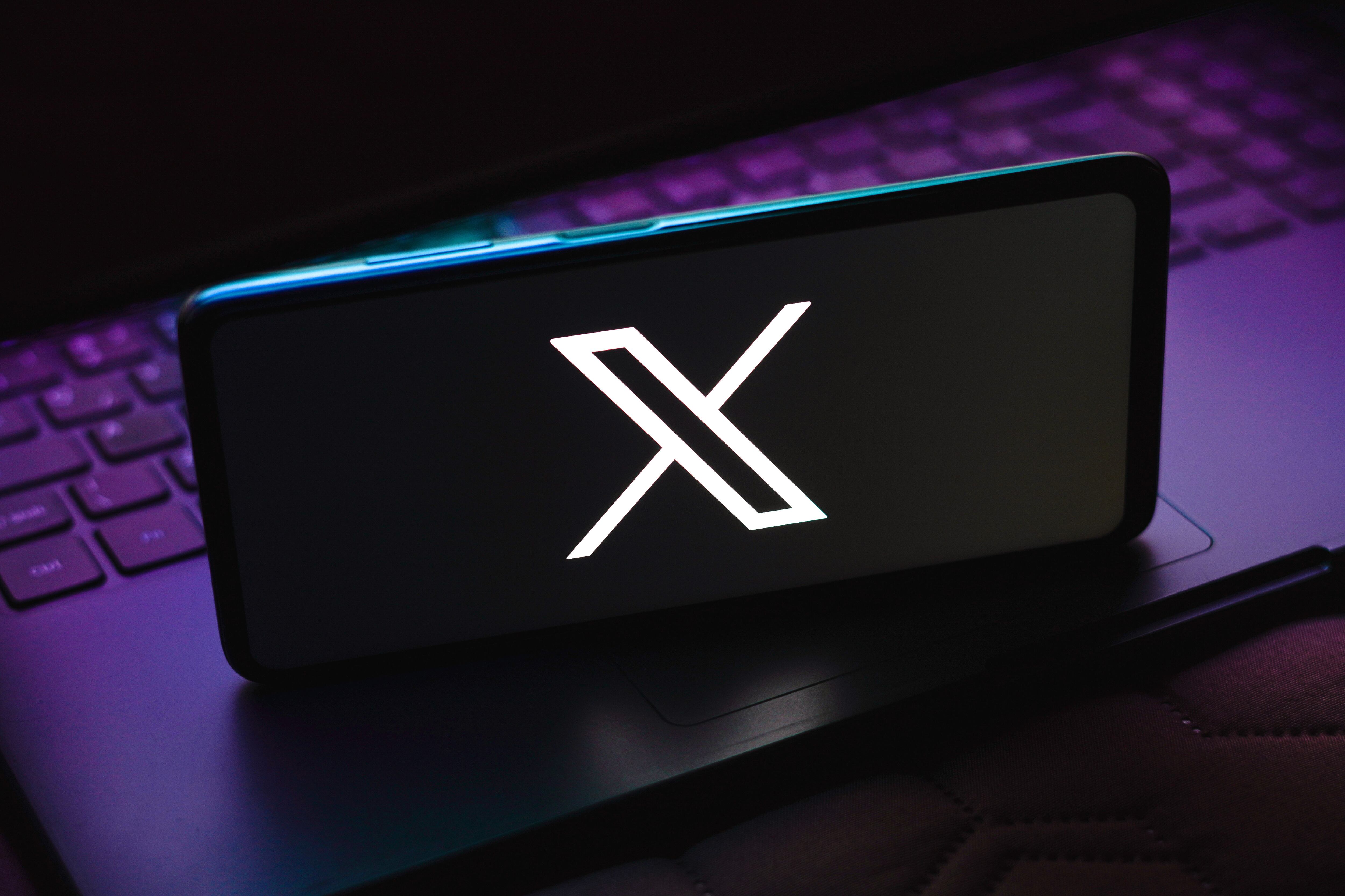 BRASIL - 2023/07/24: En esta ilustración fotográfica, se muestra el nuevo logotipo de Twitter (X) en la pantalla de un teléfono inteligente. (Ilustración fotográfica de Rafael Henrique/SOPA Images/LightRocket vía Getty Images)