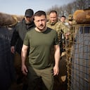 En esta foto facilitada por la Oficina de Prensa Presidencial de Ucrania, el presidente ucraniano Volodymyr Zelenskyy inspecciona las líneas de fortificación en la región de Kharkiv, Ucrania, el martes 9 de abril de 2024. (Ukrainian Presidential Press Office via AP)