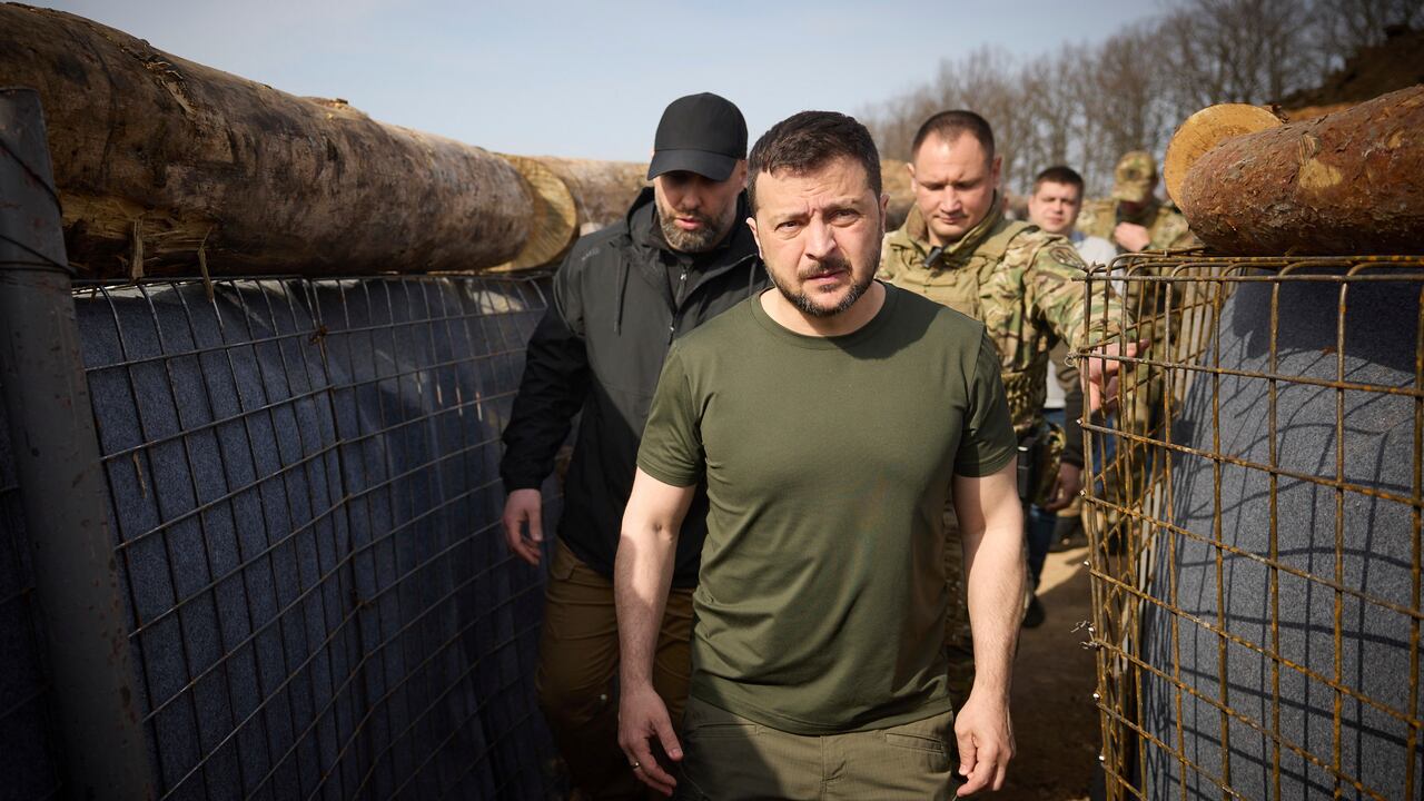 En esta foto facilitada por la Oficina de Prensa Presidencial de Ucrania, el presidente ucraniano Volodymyr Zelenskyy inspecciona las líneas de fortificación en la región de Kharkiv, Ucrania, el martes 9 de abril de 2024. (Ukrainian Presidential Press Office via AP)