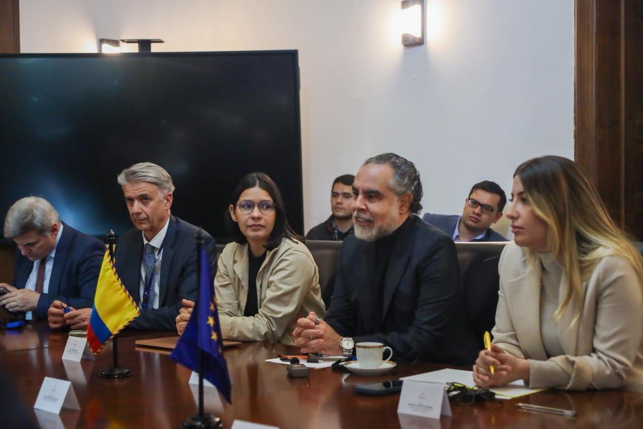 El ministro del Interior, Armando Benedetti, se reunión con miembros de la Misión de Observación Electoral de la Unión Europea.