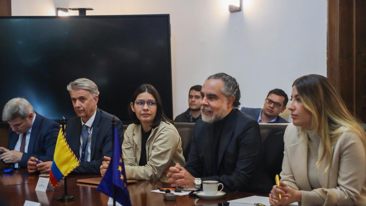 El ministro del Interior, Armando Benedetti, se reunió con miembros de la Misión de Observación Electoral de la Unión Europea.