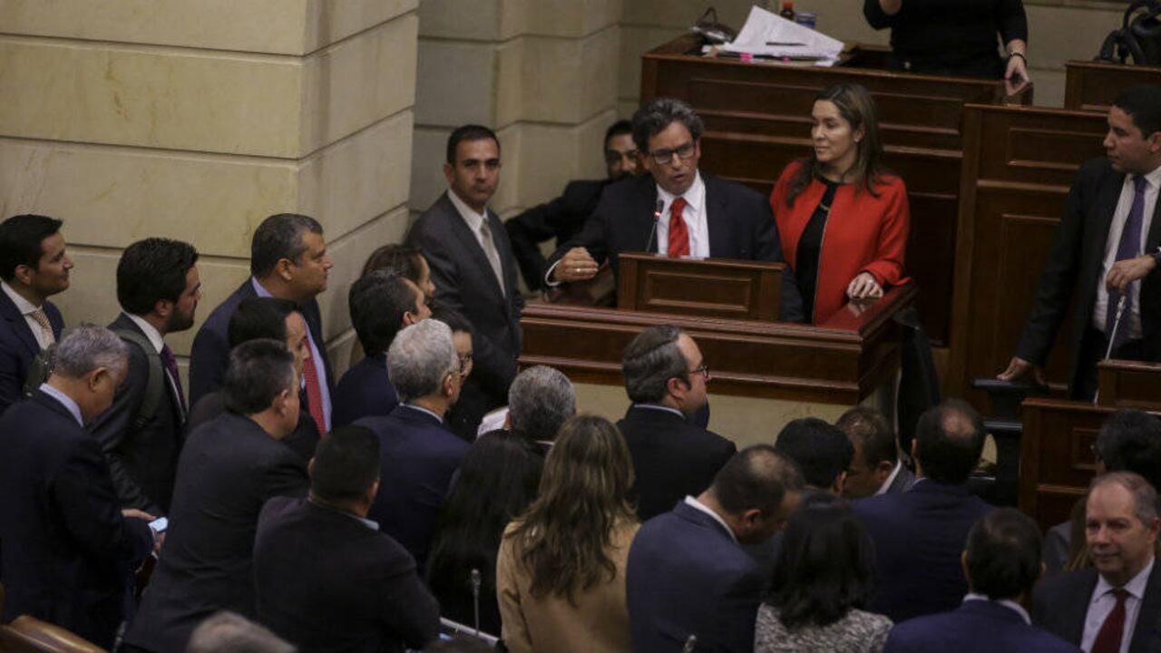 Alberto Carrasquilla, ministro de Hacienda y María Fernanda Suárez, ministra de Minas y Energía, asisten a la aprobación del Presupuesto de Regalías.