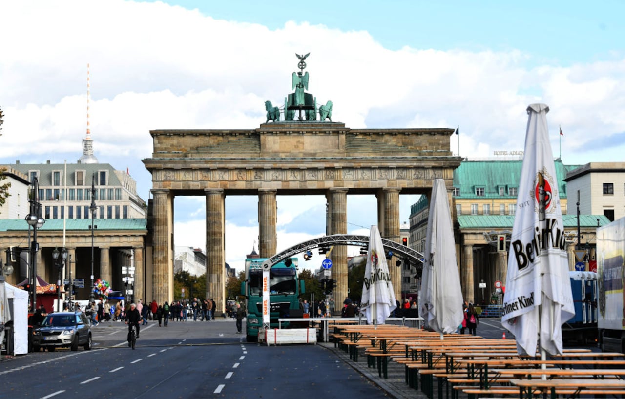 Mesas de cerveza vacías frente a la Puerta de Brandenburgo (Foto de Annette Riedl/Picture Alliance vía Getty Images)