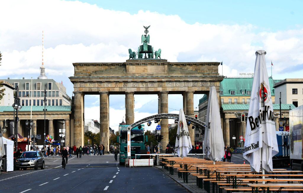 Mesas de cerveza vacías frente a la Puerta de Brandenburgo (Foto de Annette Riedl/Picture Alliance vía Getty Images)