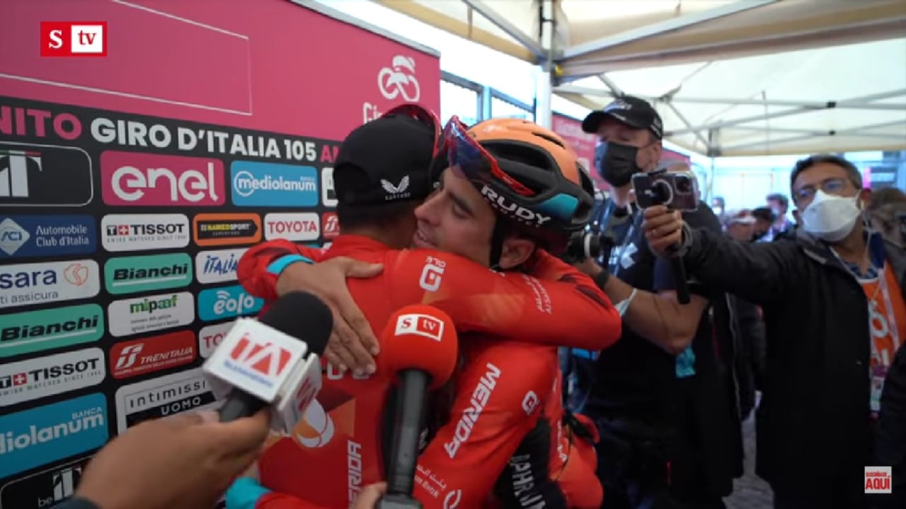 Líder y gregario se fundieron en un sentido abrazo tras el triunfo del colombiano en la etapa 17