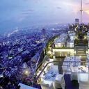 1. Vértigo en Bangkok- La vibrante capital tailandesa sobrecoge al visitante por su cultura callejera tanto como por sus gigantescos y lujosos rascacielos. En uno de ellos, el del Banyan Tree Hotel, se abre la azotea de Vertigo y su célebre Moon Bar. Es uno de los favoritos de los turistas adinerados, ofrece cenas al aire libre con el marisco como punto fuerte y carnes de primera calidad.