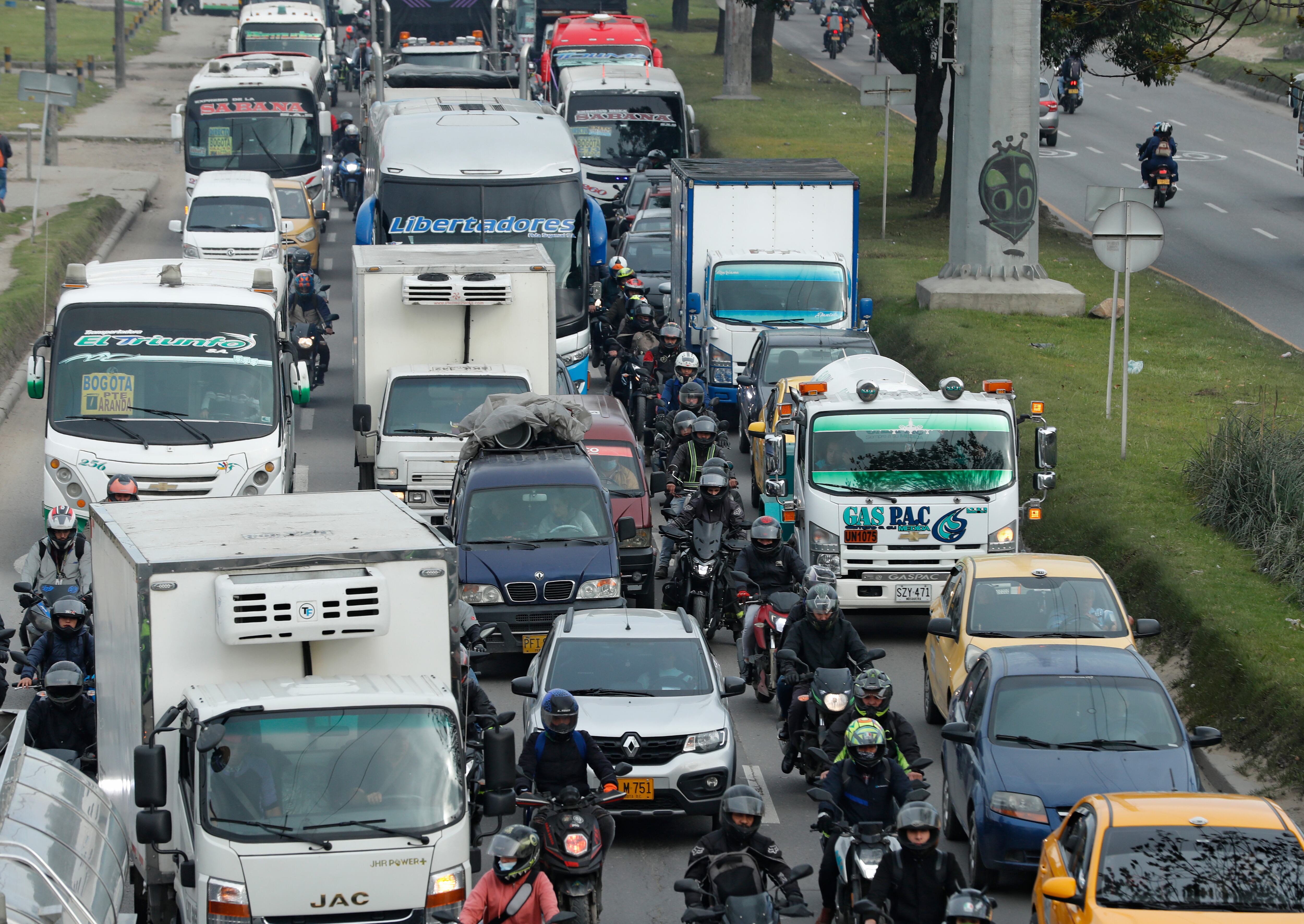 Bogotá calle 13 tráfico
trancones movilidad
Octubre 4 del 2022
Foto Guillermo Torres Reina / Semana