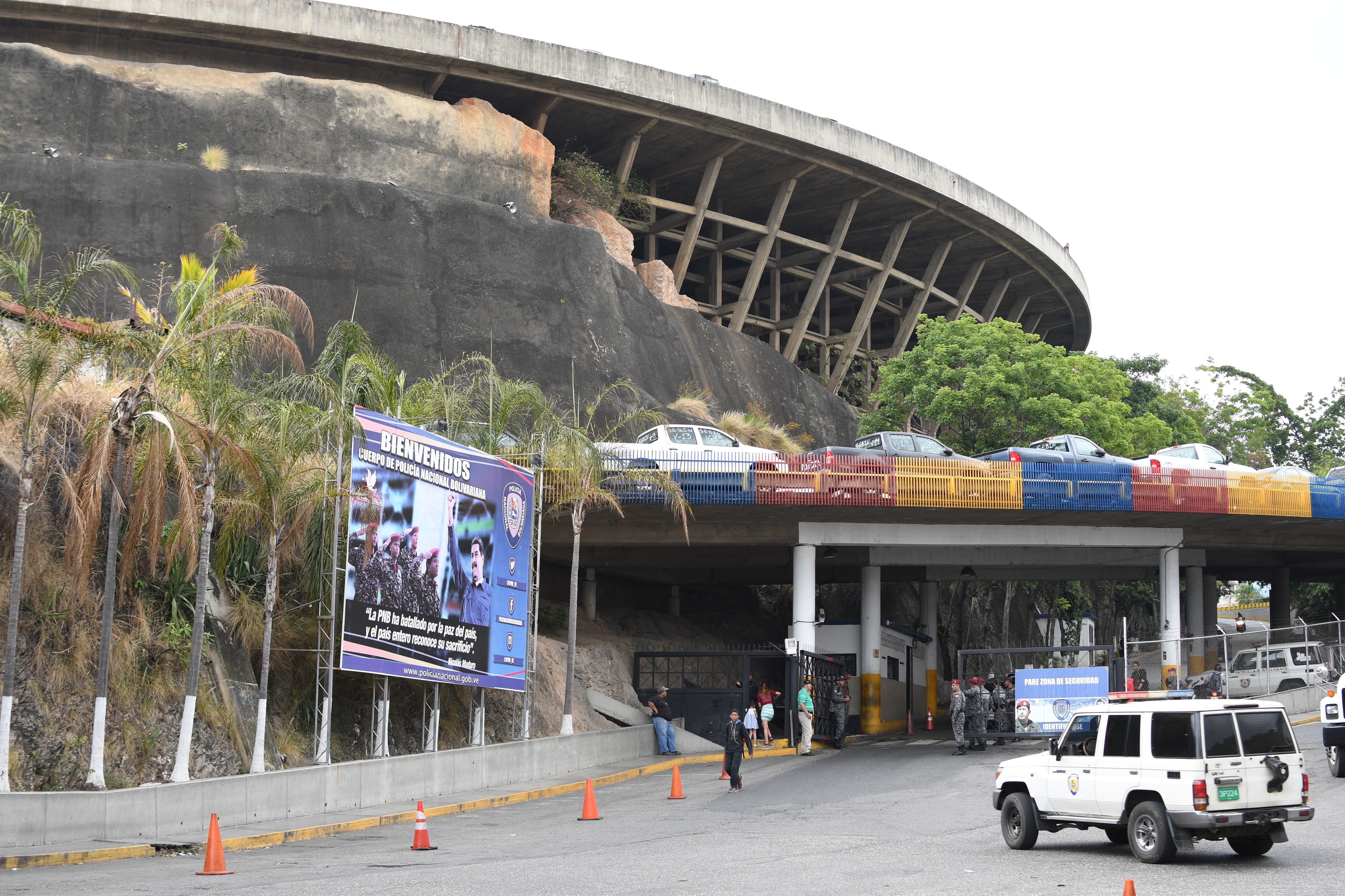 Vista general de la Cárcel Helicoide en Caracas.
El Gobierno de Venezuela otorga medidas cautelares a presos políticos que se encontraban detenidos en la sede del Servicio Bolivariano de Inteligencia (SEBIN). 39 presos políticos y colectivos fueron liberados con medidas cautelares por parte del gobierno de Nicolás Maduro.