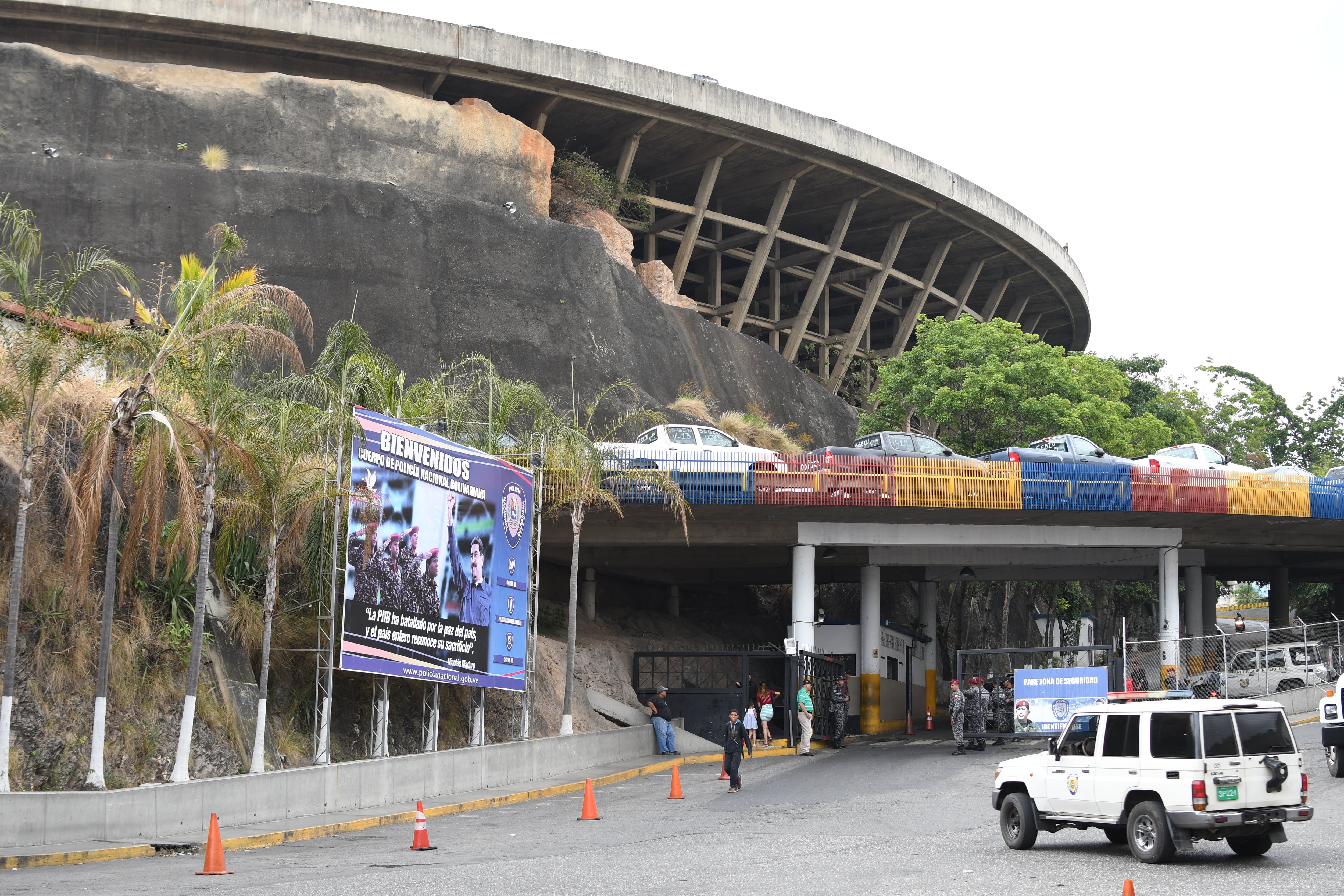 Vista general de la Cárcel Helicoide en Caracas.
El Gobierno de Venezuela otorga medidas cautelares a presos políticos que se encontraban detenidos en la sede del Servicio Bolivariano de Inteligencia (SEBIN). 39 presos políticos y colectivos fueron liberados con medidas cautelares por parte del gobierno de Nicolás Maduro.