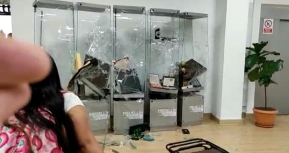 Daños en la Alcaldía de Medellín, tras asalto de comunidades indígenas.