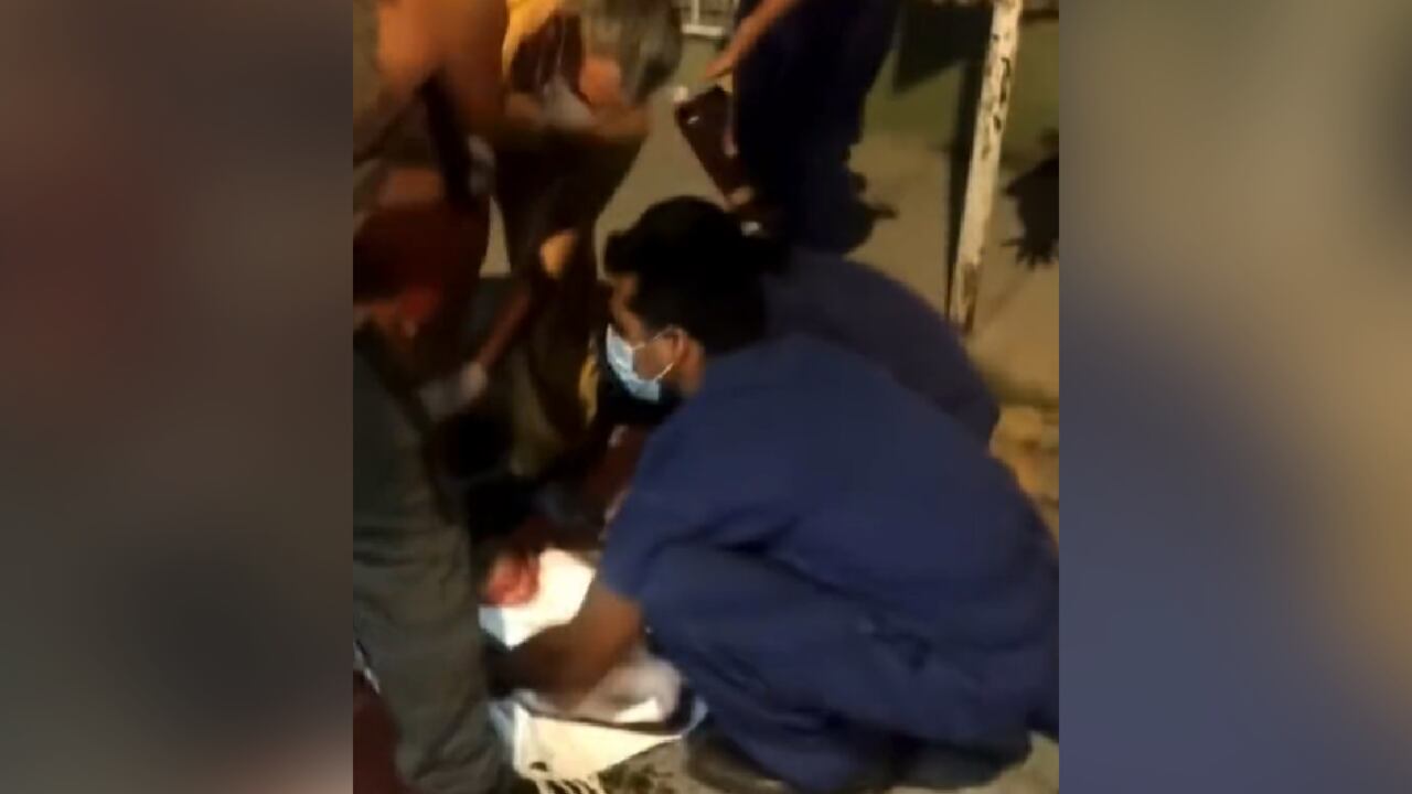 Hospital no permito el ingreso a una madre gestante y esta tuvo que dar a luz en un andén.