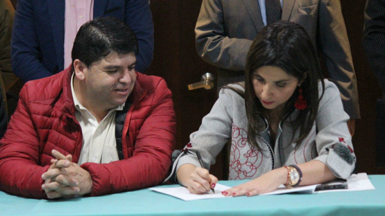 Nelson Alarcón, presidente de Fecode, y María Victoria Angulo, ministra de Educación, firmaron el acuerdo este jueves 16 de mayo