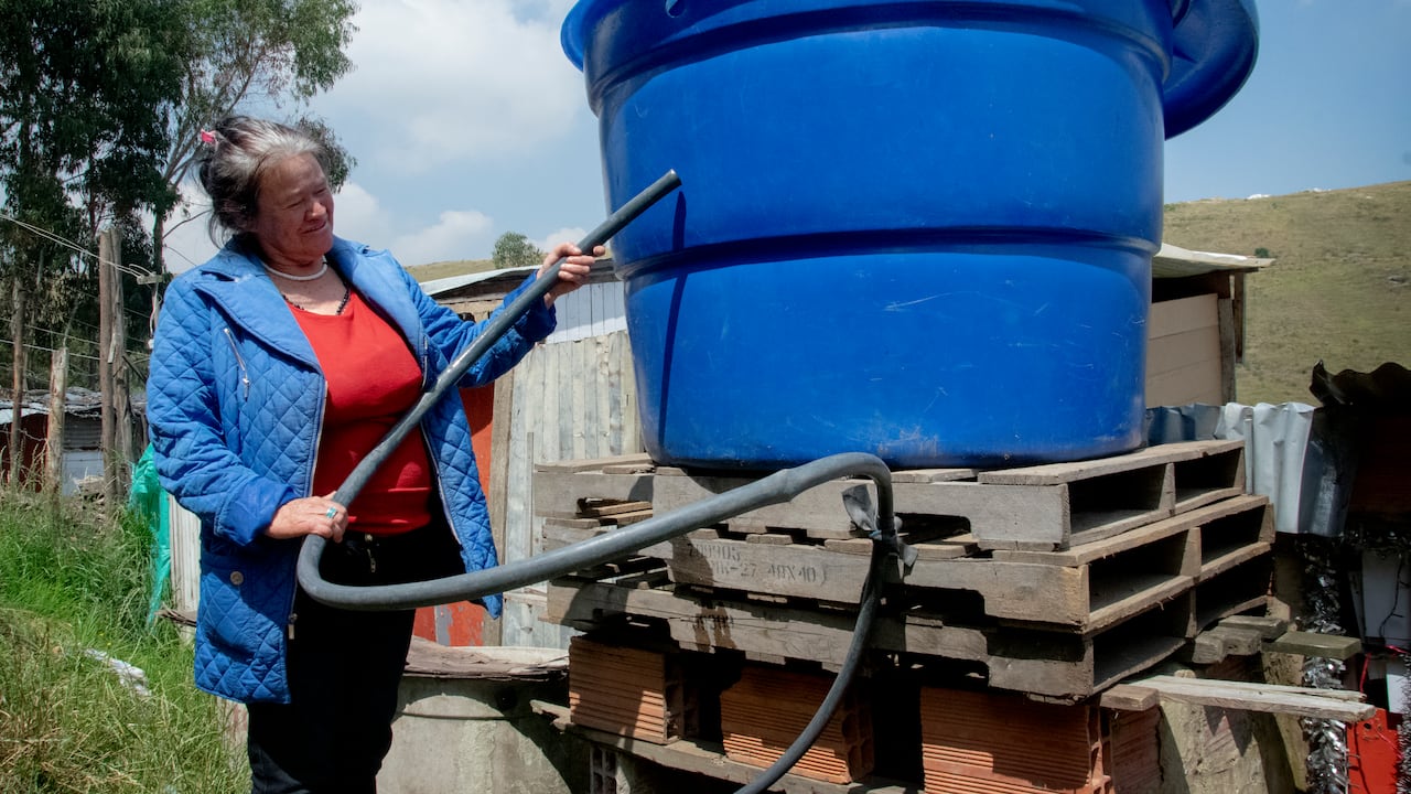 Yaneth Cortés es una de las habitantes del barrio Verbenal del Sur, en la localidad Ciudad Bolívar, que sobreviven con 30 minutos de agua a la semana.
