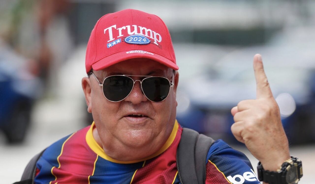 Los seguidores de Trump muestran su apoyo al expresidente en las calles de Miami.