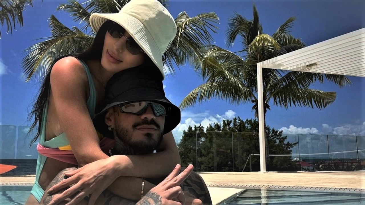 Mateo Carvajal y su novia.