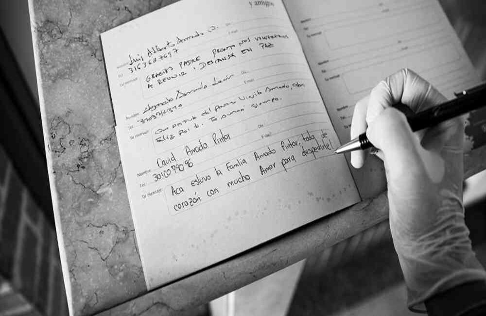 Jesús empezaba a despedirse y esa tarde de sucesos inesperados sigue repitiéndose en mi cabeza una y otra vez. De normal no tuvo nada, pero qué lo tiene en este confinamiento.  Ese día cumplía años mi mejor amigo y por la misma razón que han cambiado muchos planes, el viaje a la playa para celebrar sus 29 años, del que hablábamos con tanta emoción unos meses atrás, se convirtió en una fiesta virtual. Nos reunimos todos lo que lo queremos, con el caribe improvisado en sofás y salas, vestidos con pantalonetas y camisas de flores que se movían con los fríos vientos capitalinos. David Amado-SEMANA