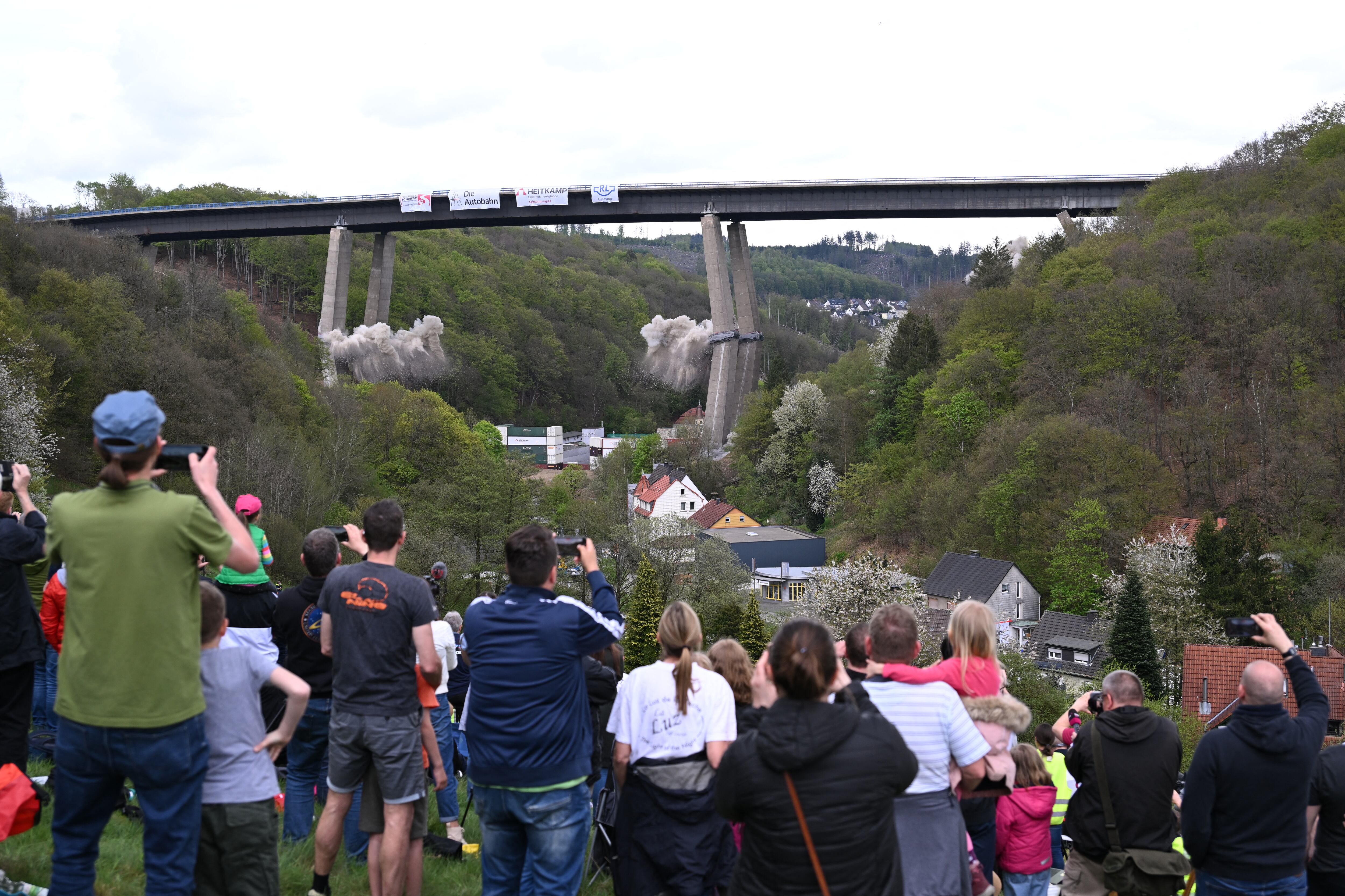 En el momento de demolición hubo un gran despliegue de los medios de comunicación, mientras que a distancia prudencial miles de habitantes se aglomeraron para observar el momento en el que el puente fue derribado.(Photo by INA FASSBENDER / AFP)