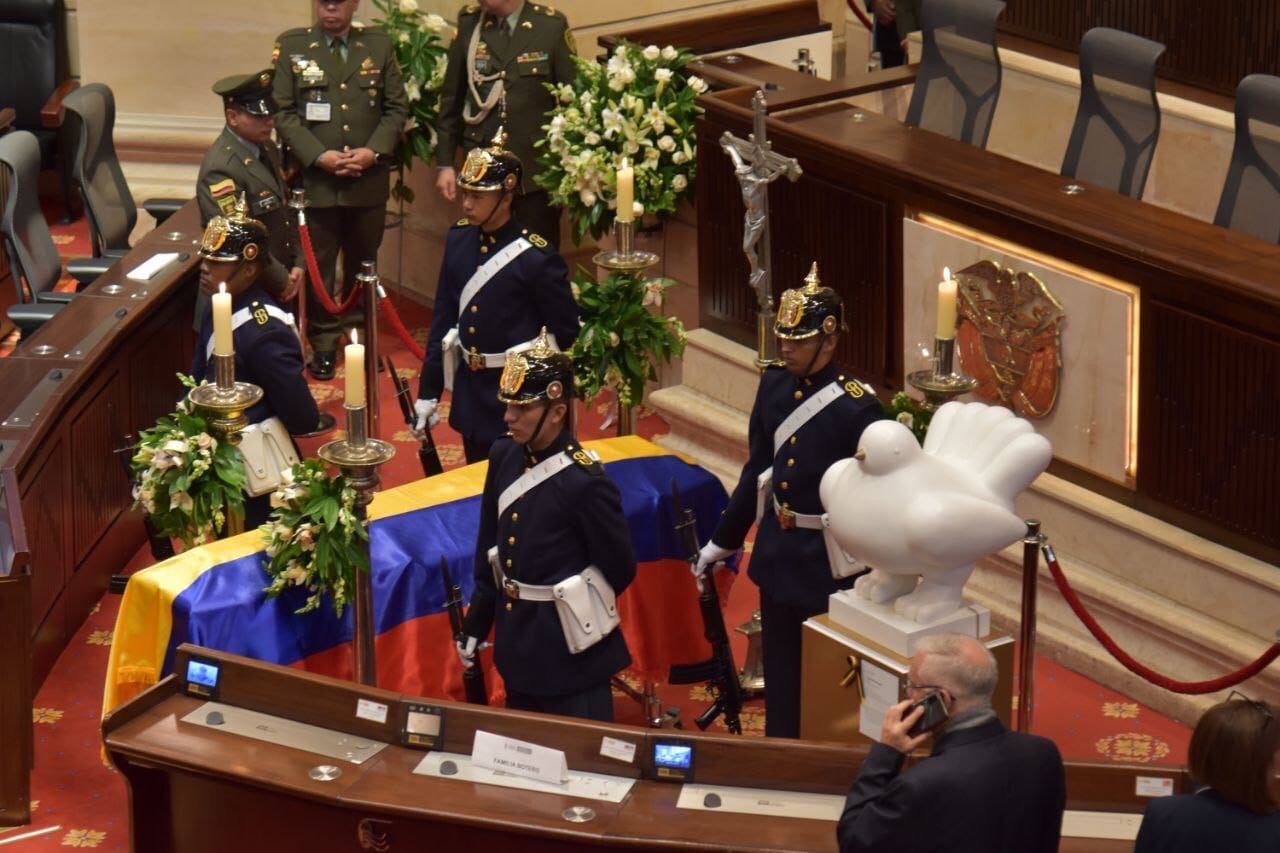 Por instrucción del presidente Gustavo Petro, la Paloma de la Paz del maestro Fernando Botero fue trasladada en calle de honor al salón elíptico de la Cámara de Representantes para acompañar el féretro del Maestro Botero. (Colprensa - Senado de la República)
