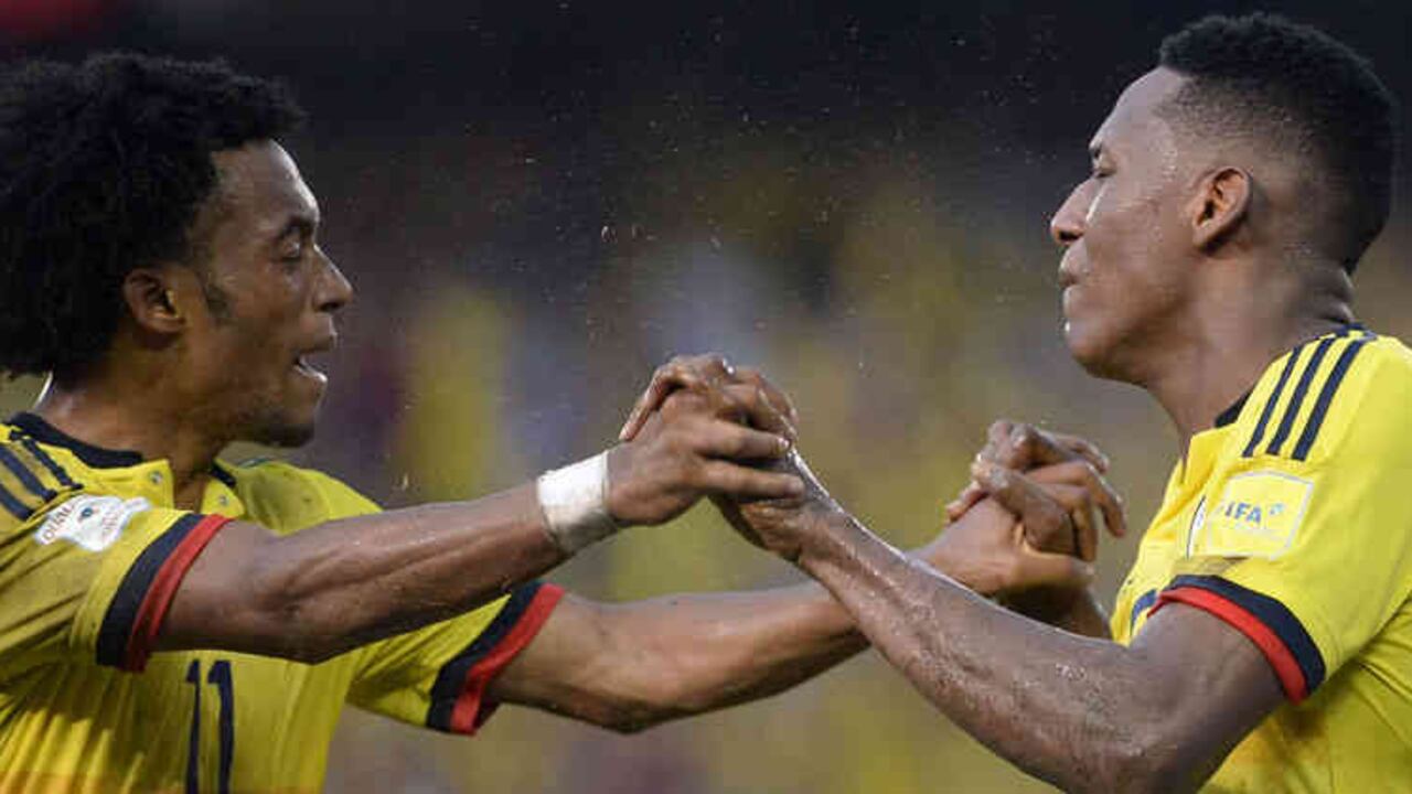 Juan Guillermo Cuadrado y Yerry Mina, autor del gol del segundo gol para Colombia, celebran el empate ante Uruguay.