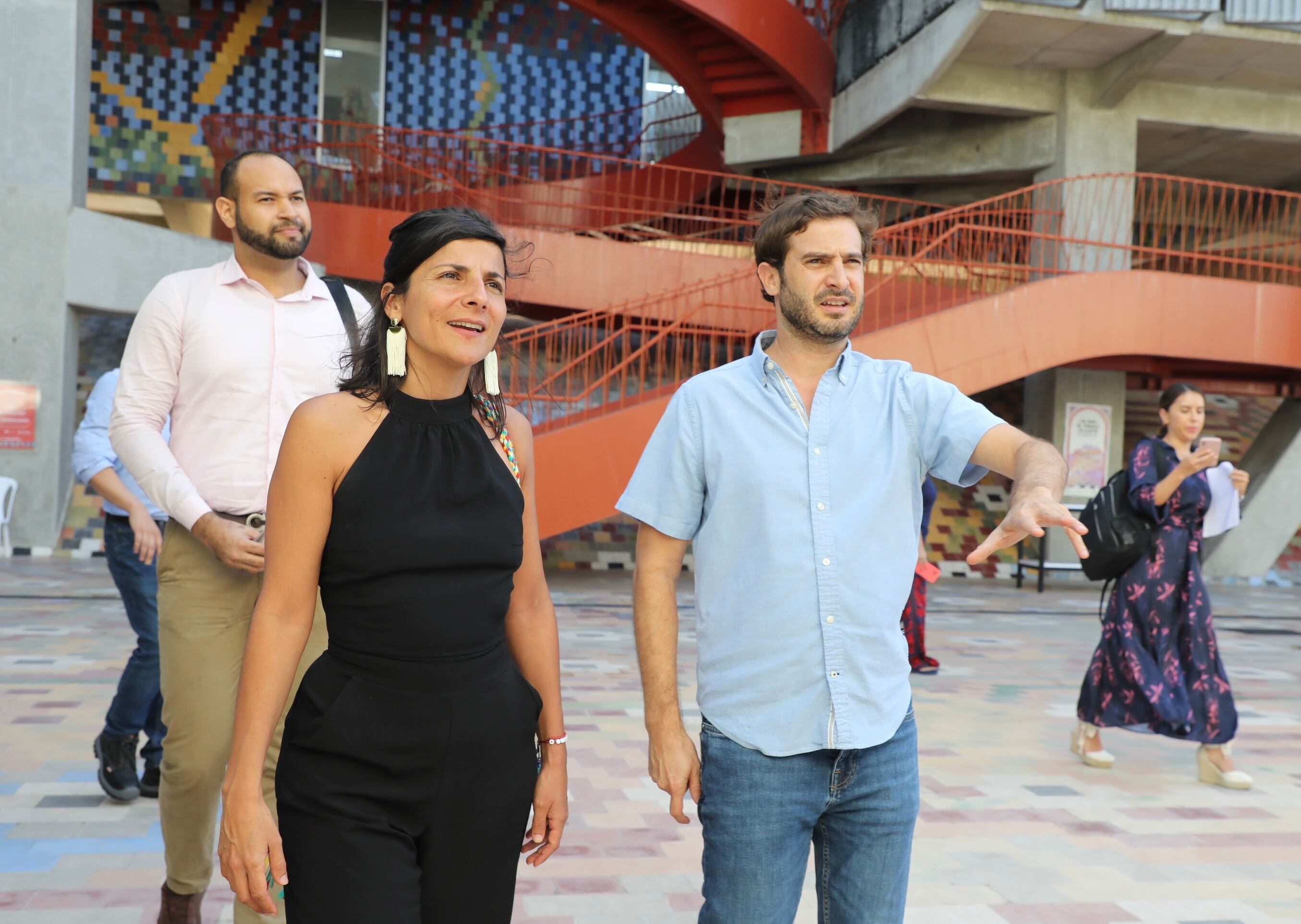 La ministra de Minas y Energía, Irene Vélez junto al alcalde encargado, Alfredo Carbonell.