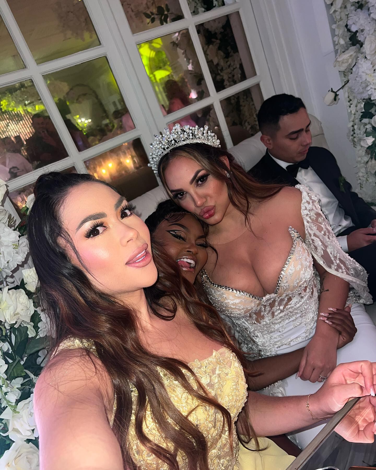 Epa Colombia junto a La Jessu y Andrea Valdiri.