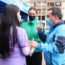 El secretario de Salud, Alejandro Gómez y la secretaria de Ambiente, Carolina Urrutia, haciendo un recorrido de inspección en Chapinero.