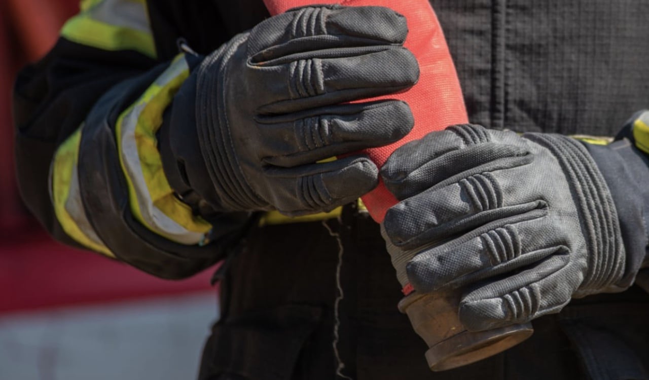 Mientras los bomberos apagaban el fuego, que causó daños significativos a la unidad, los agentes de policía de Miami-Dade recibieron un informe de una mujer sin ropa en el área, según el informe.