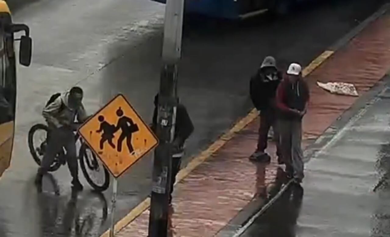 Los sujetos forcejearon con su víctima, quien se resistió al robo y no soltó su bicicleta.
