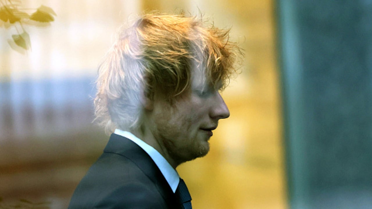 Así lucía el músico Ed Sheeran llegando a su juicio por infracción de derechos de autor en Manhattan, en 2023. Hoy, el juzgado es el de la opinión pública.