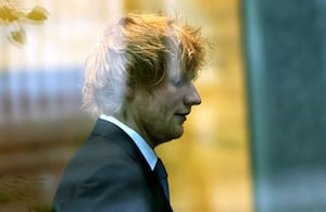 El músico Ed Sheeran llega para su juicio por infracción de derechos de autor en el Tribunal Federal de Manhattan, el 4 de mayo de 2023, en la ciudad de Nueva York.