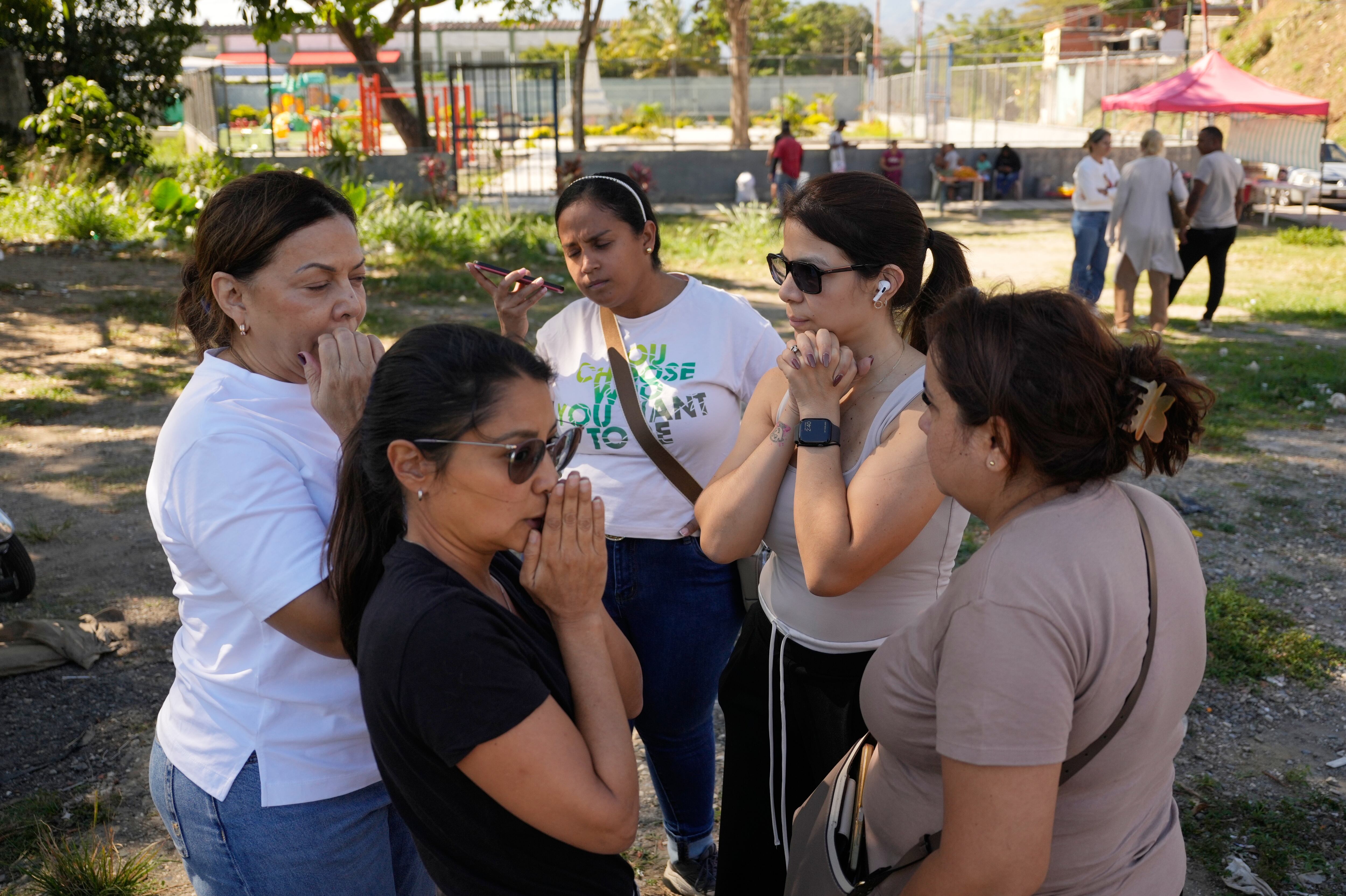 Familiares de presos políticos reunidos frente a la prisión Rodeo I en Guatire, Venezuela.