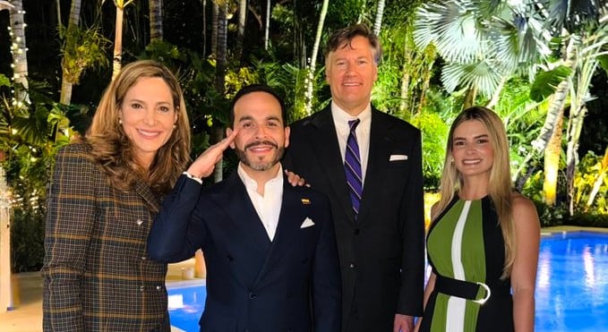 El candidato presidencial Abelardo de la Espriella se reunió en Miami con la congresista estadounidense María Elvira Salazar (izquierda) y el subsecretario de Estado Christopher Landau (Derecha).