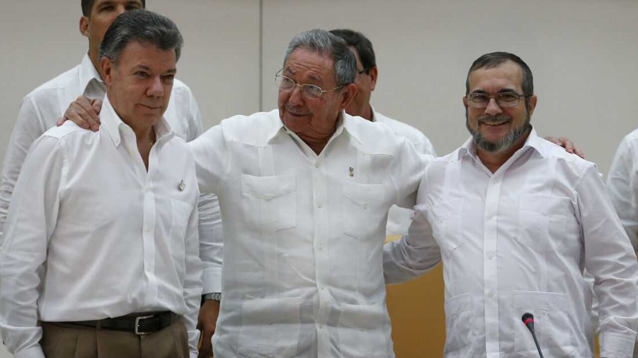 El presidente Santos y junto al presidente de Cuba Raúl Castro Rodrigo Londoño, alias "Timochenko".