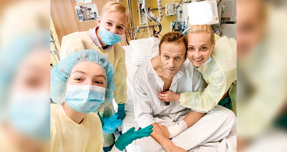 Navalni pasó una temporada en un hospital de Alemania mientras se recuperó del envenenamiento con novichok, un agente químico que puede causar muerte por asfixia. Se salvó de milagro.