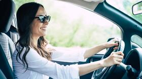 Mujer manejando, mujer conduciendo.