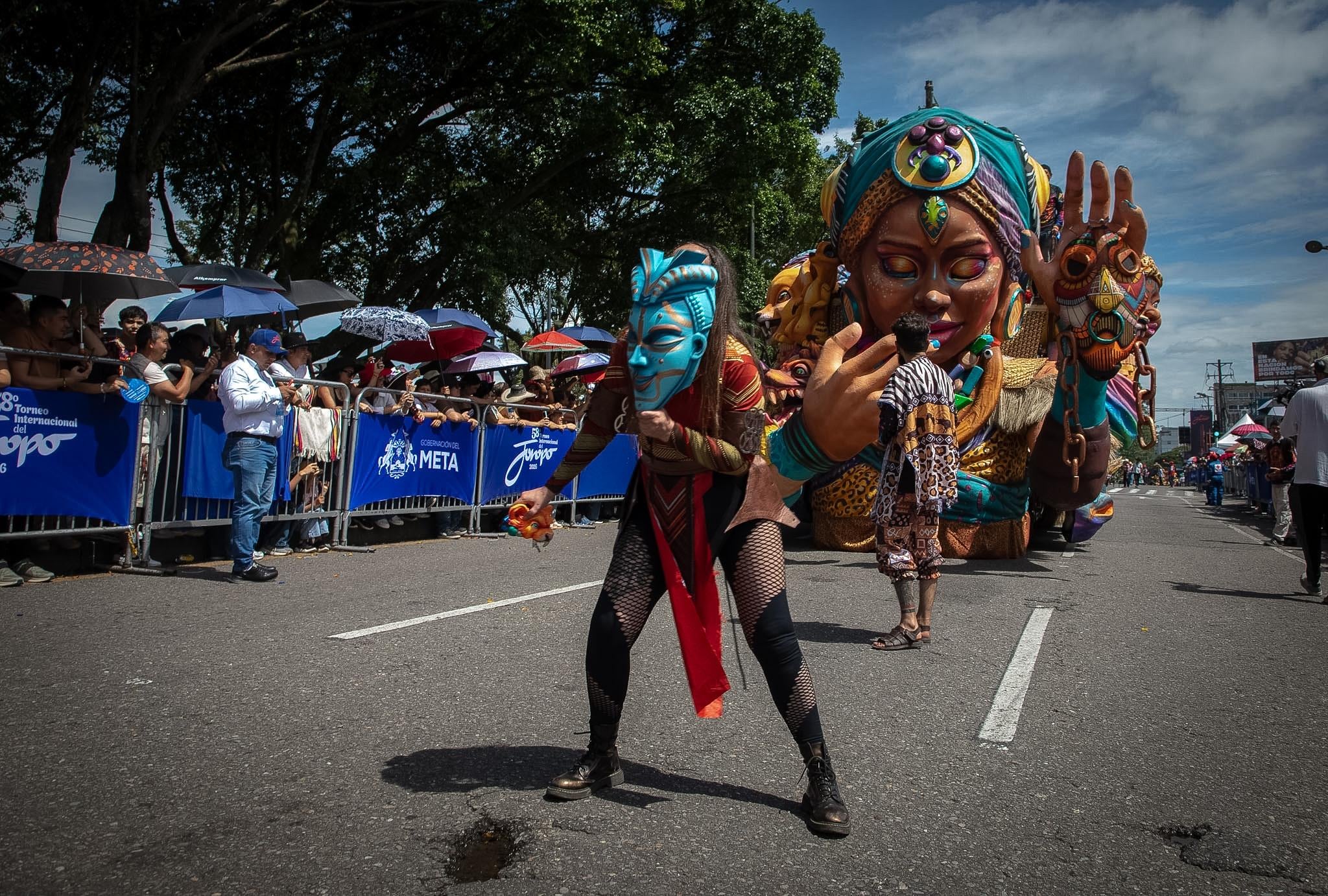 El Joropódromo contó con delegaciones de distintas zonas del país, entre ellas una representación de Pasto que llevó la carroza ganadora del Carnaval de Negros y Blancos 2026.