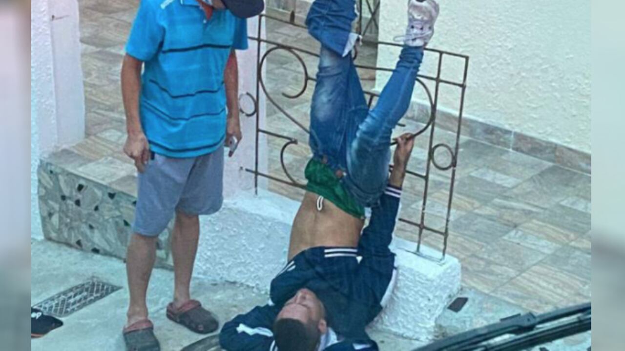 Boca abajo y enredado en una reja cayó un presunto ladrón en Bucaramanga que al final tuvo que ser auxiliado