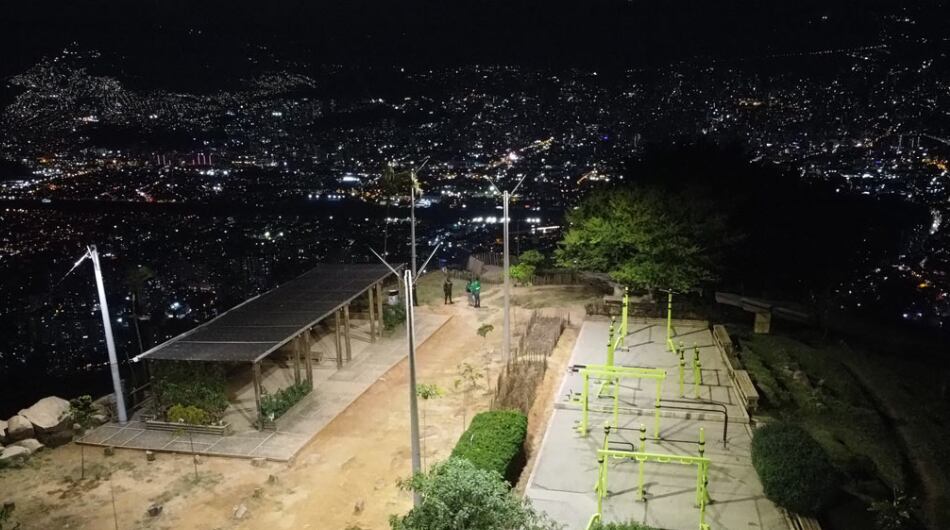 Alcaldía de Medellín reconoció fallas en la instalación de luces.