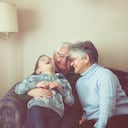 Los abuelos cumplen un rol importante en la vida de los nietos.