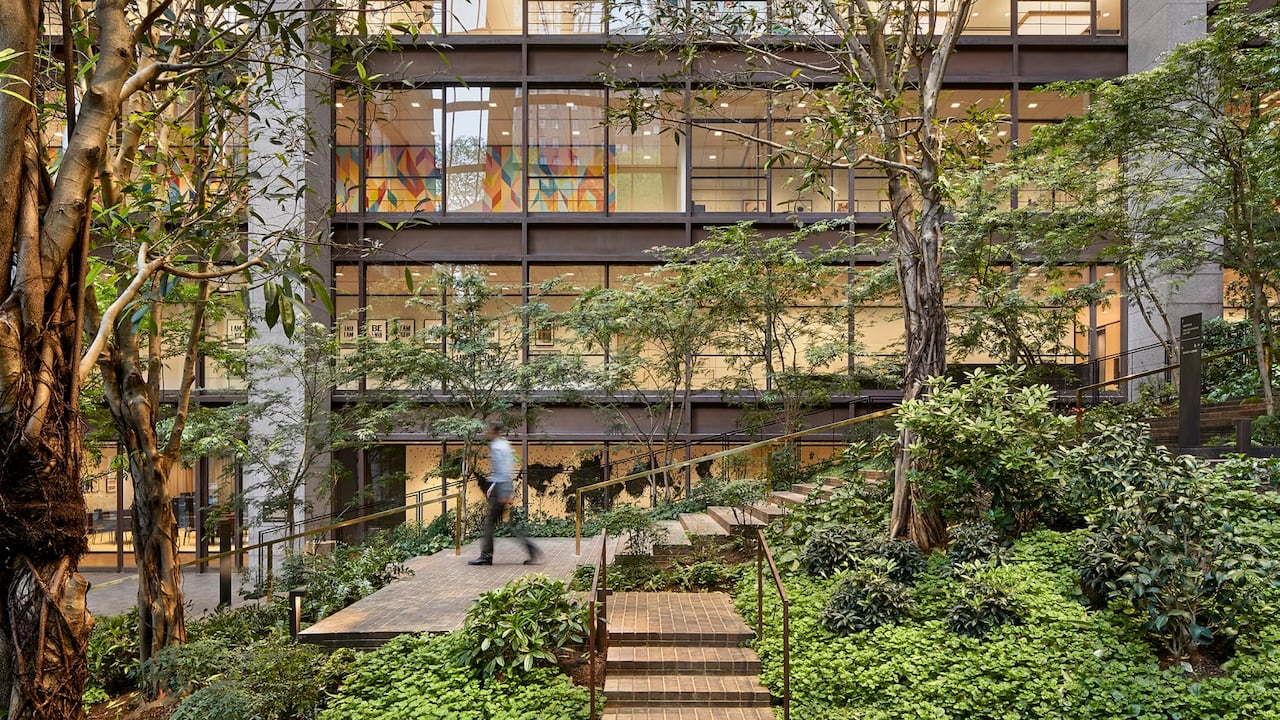 El edificio de Ford Foundation en Nueva York tiene un bosque natural en su interior.