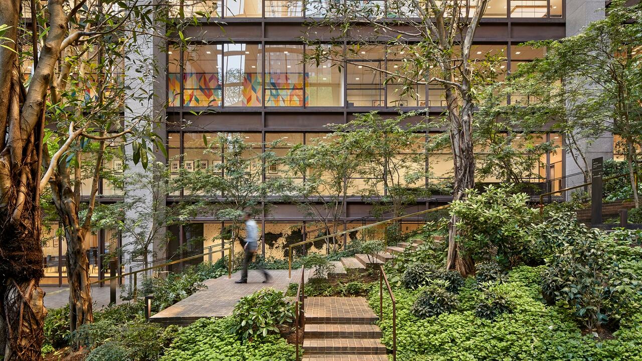 El edificio de Ford Foundation en Nueva York tiene un bosque natural en su interior.