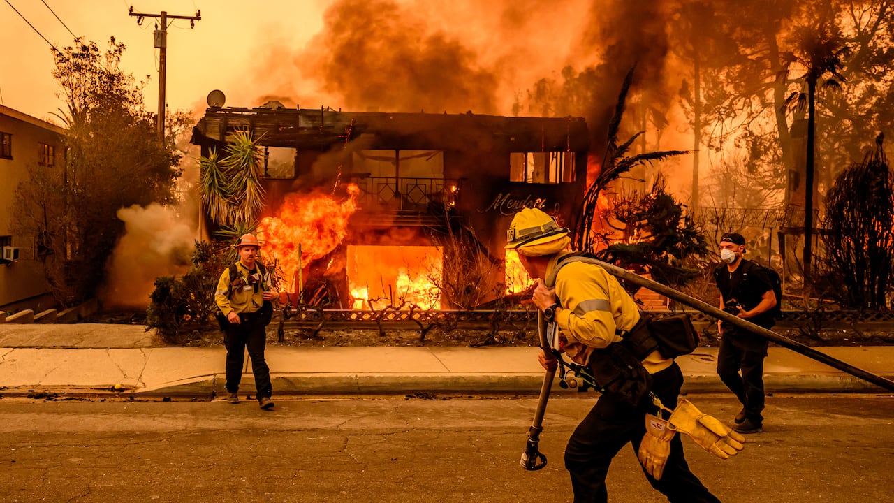 Incendios en Los Ángeles se extienden y amenazan Hollywood. Autoridades evacúan el bulevar del cine - Semana