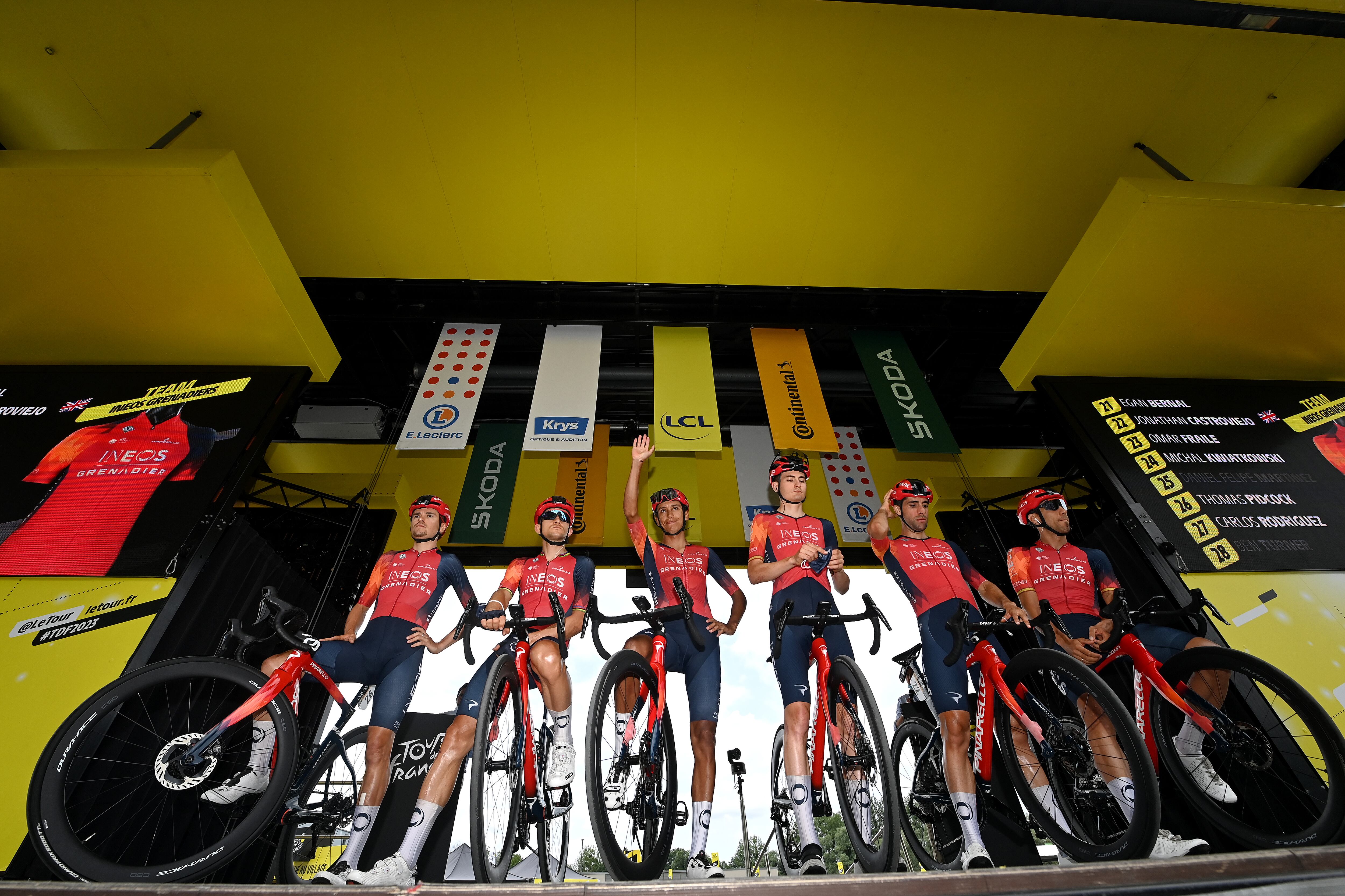 MOIRANS-EN-MONTAGNE, FRANCIA - 21 DE JULIO: Egan Bernal de Colombia, Jonathan Castroviejo de España, Omar Fraile de España, Michal Kwiatkowski de Polonia, Tom Pidcock del Reino Unido, Carlos Rodríguez Cano de España y Team INEOS Grenadiers antes de la etapa diecinueve del 110° Tour de Francia 2023, una etapa de 172,8 km desde Moirans-en-Montagne hasta Poligny / #UCI WT / el 21 de julio de 2023 en Moirans-en-Montagne, Francia. (Foto de Tim de Waele/Getty Images)