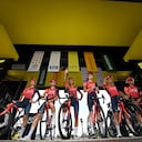 MOIRANS-EN-MONTAGNE, FRANCIA - 21 DE JULIO: Egan Bernal de Colombia, Jonathan Castroviejo de España, Omar Fraile de España, Michal Kwiatkowski de Polonia, Tom Pidcock del Reino Unido, Carlos Rodríguez Cano de España y Team INEOS Grenadiers antes de la etapa diecinueve del 110° Tour de Francia 2023, una etapa de 172,8 km desde Moirans-en-Montagne hasta Poligny / #UCI WT / el 21 de julio de 2023 en Moirans-en-Montagne, Francia. (Foto de Tim de Waele/Getty Images)