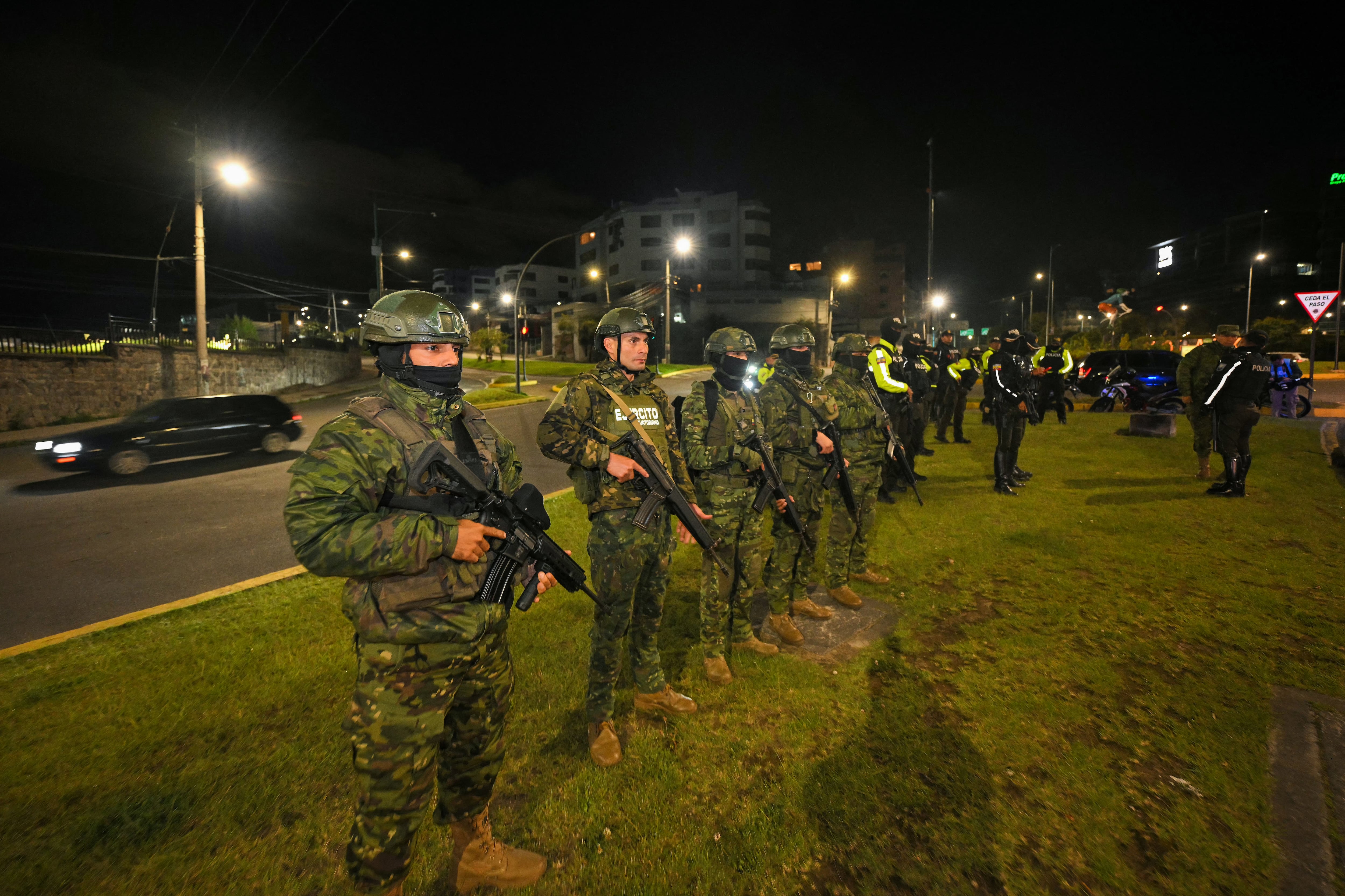 Uniformados se desplegaron por las calles para vigilar el toque de queda en las distintas zonas.