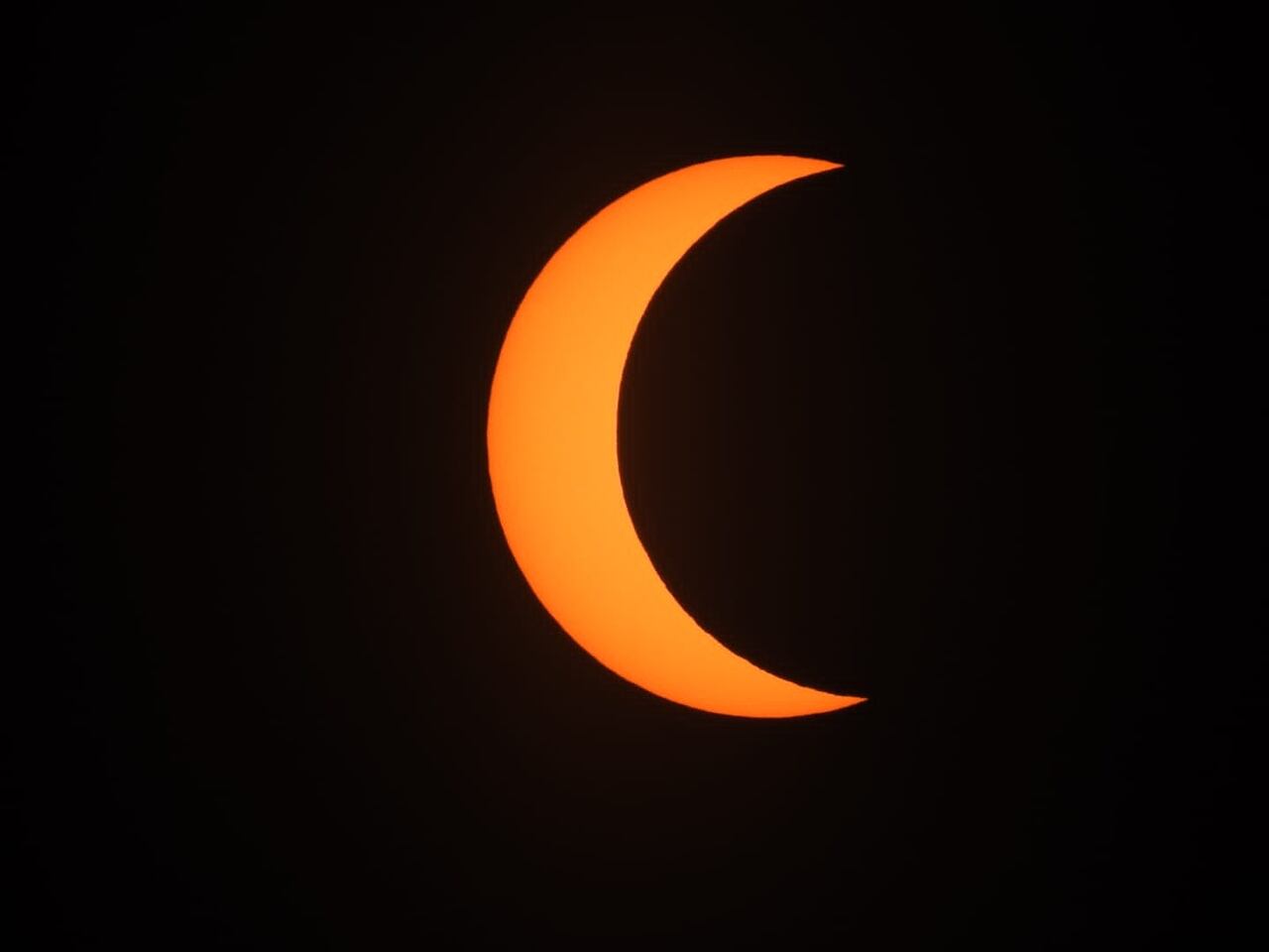 Este es el momento exacto dónde la luna eclipsa el sol, los asistentes vivieron un momento histórico al ser testigos de un de los momentos más bellos del universo en el desierto de la Tatacoa en el Huila. Fotos Jorge Orozco / El País de cali.