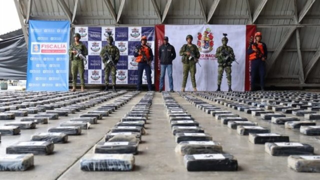 El alijo de cocaína, que tendría un valor aproximado de 50 millones de dólares, se encontraba oculto en 58 bultos en medio de una zona de mangles.