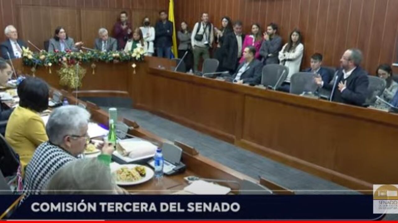 Durante el debate al Banco de la República, en la Comisión Tercera de Senado, Gustavo Bolívar y Miguel Uribe terminaron agarrados.